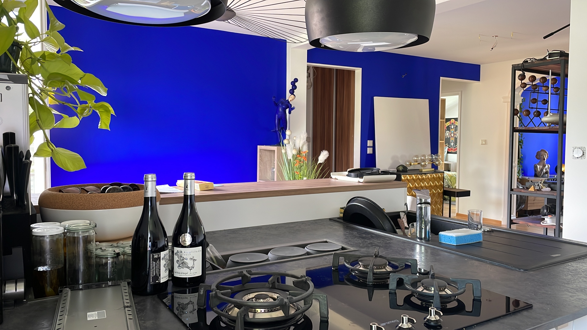 La cuisine bleu Klein de La Grotte Bleue : bois clair, métal noir, lumière du lac